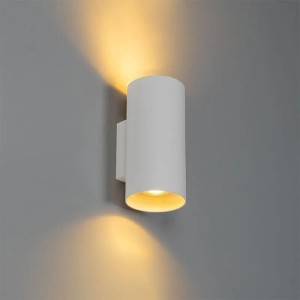 Weiße, runde QAZQA Design Wandleuchte Sab mit zwei Lichtquellen für stimmungsvolle Beleuchtung.