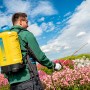 Mann nutzt Gloria Akku-Rückensprüher Pro 1200 li-on zur Pflanzenpflege.