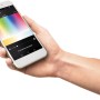 Hand hält Smartphone mit Eglo Connect App zur Steuerung der Fueva Einbauleuchte.