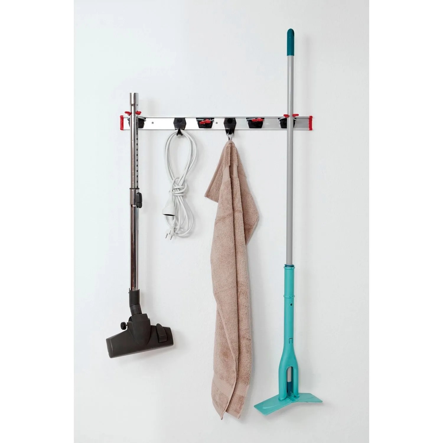Bruns Gerätehalter 50 cm Set an weißer Wand, hält Staubsaugerrohr, Kabel, Handtuch, Wischmopp. Ordnungssystem für Werkstatt, Garage.