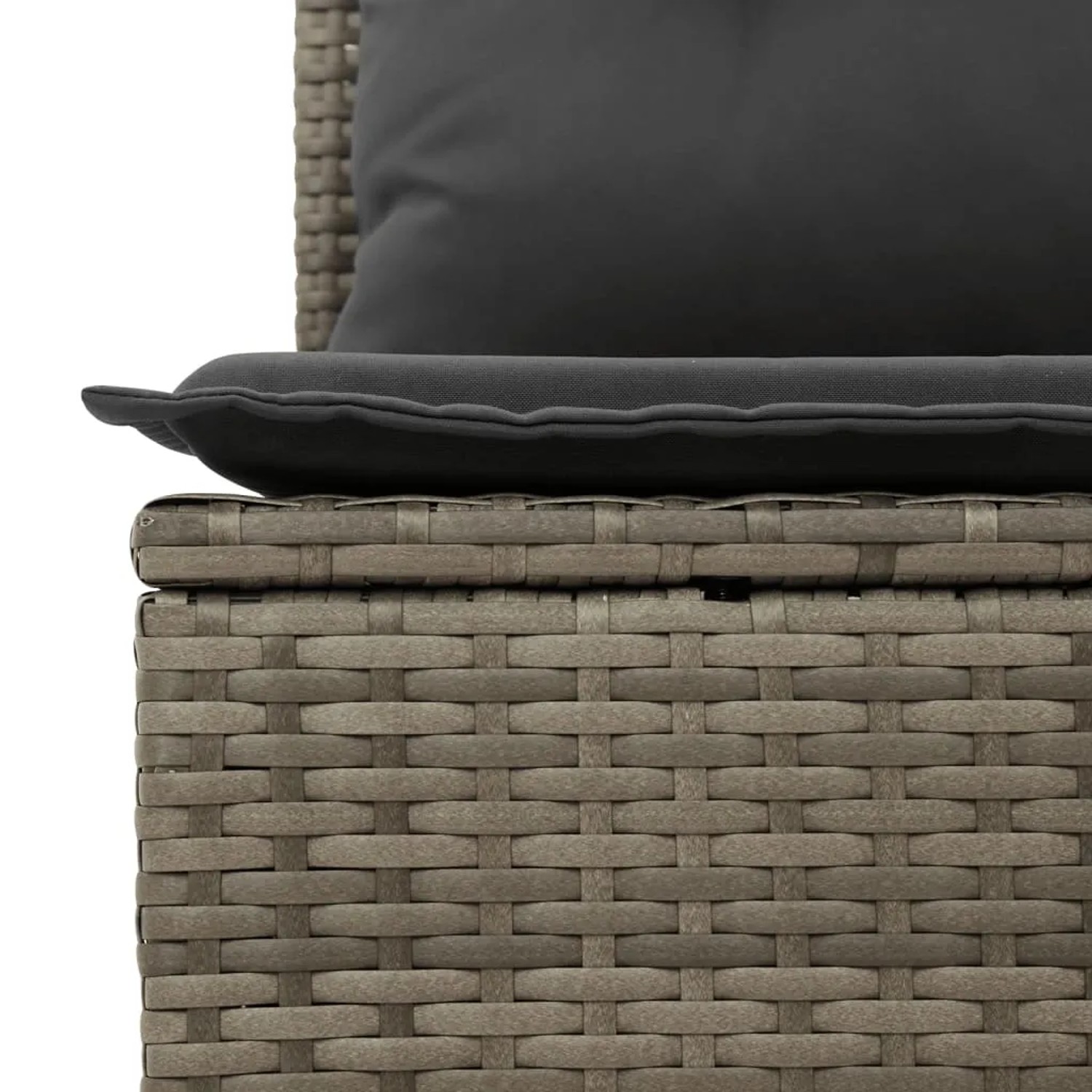 Detailaufnahme: Graues Polyrattan Gartenmöbel mit dunklen Kissen der vidaXL Sofagarnitur.