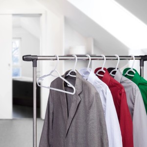 Weiße Kunststoff Kleiderbügel mit Antirutsch-Streifen an Kleiderstange, mit Hemden und Blazer.