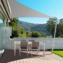 Dreieckiges, graues Karat Sonnensegel über einer Terrasse mit Tisch und Stühlen. Wasserabweisend, 5 x 5 x 7 m.