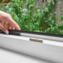 Montage des Insektenschutzsystem mit Keder am Fensterrahmen. Flexibles System für Dreh-/Kippfenster.