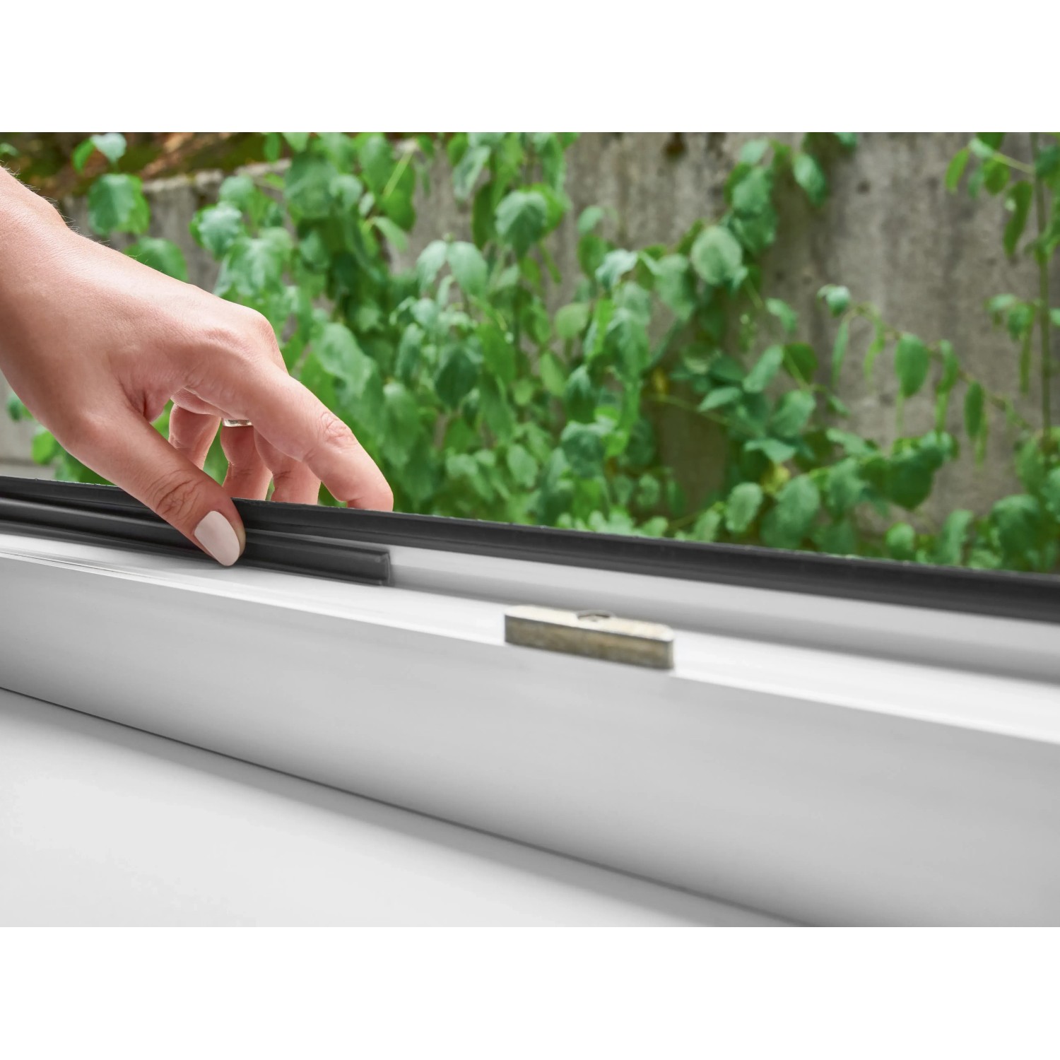 Montage des Insektenschutzsystem mit Keder am Fensterrahmen. Flexibles System für Dreh-/Kippfenster.