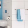 Tesa Smooz Handtuchstange, verchromt, mit Handtüchern im Badezimmer.