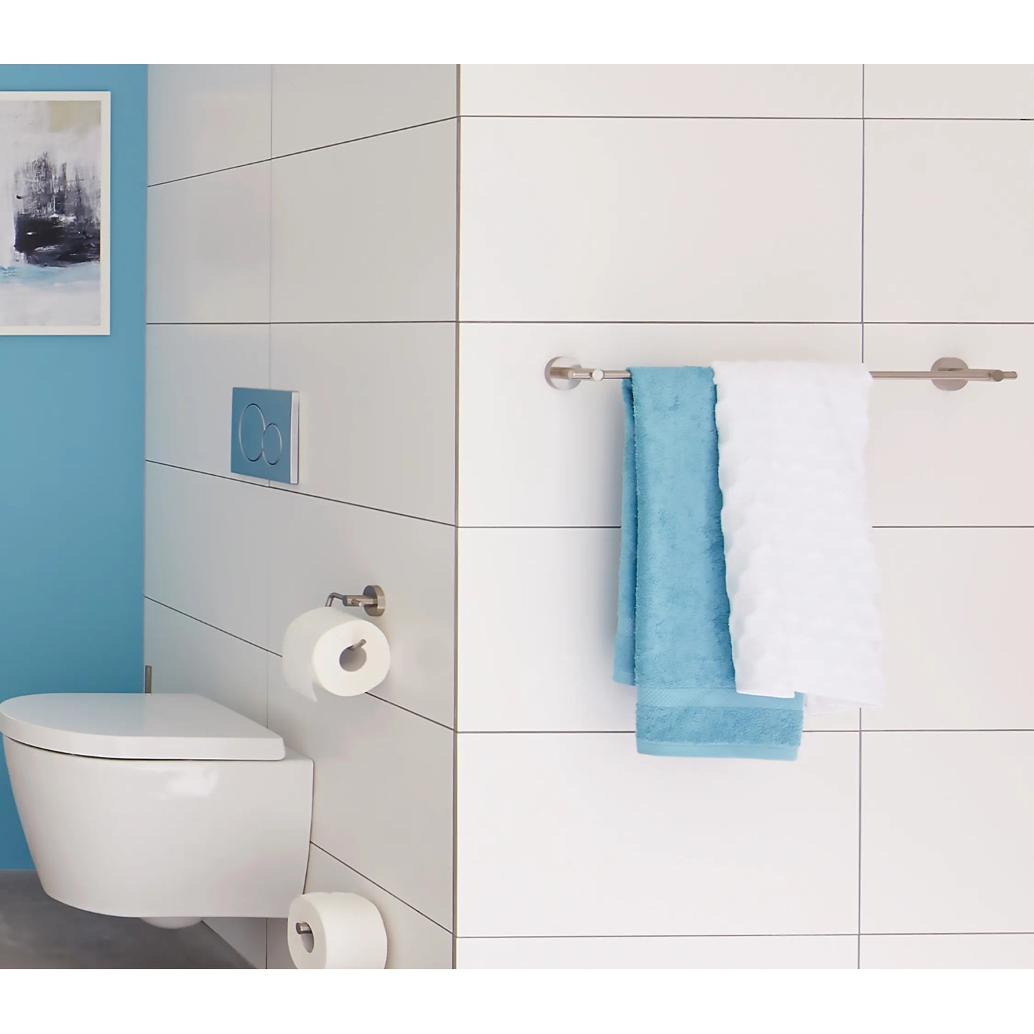 Tesa Smooz Handtuchstange, verchromt, mit Handtüchern im Badezimmer.