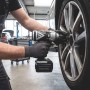 STAHLWERK Akku-Drehschlagschrauber im Einsatz beim Radwechsel an einem Auto.