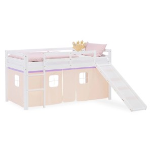 Weißes Kinder Hochbett 90x200 aus Kiefernholz mit Rutsche, Leiter und beigem Vorhang mit lila Akzenten.
