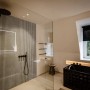 Badezimmer mit Grosfillex Wandpaneel 3D Optik Linio Ceppo di Gre in Betonoptik an der Duschwand.