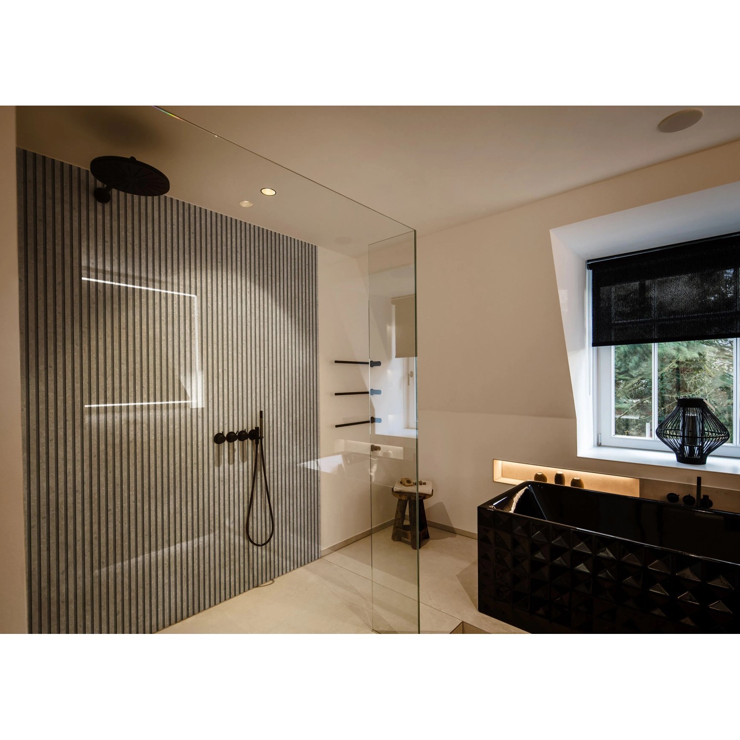 Badezimmer mit Grosfillex Wandpaneel 3D Optik Linio Ceppo di Gre in Betonoptik an der Duschwand.
