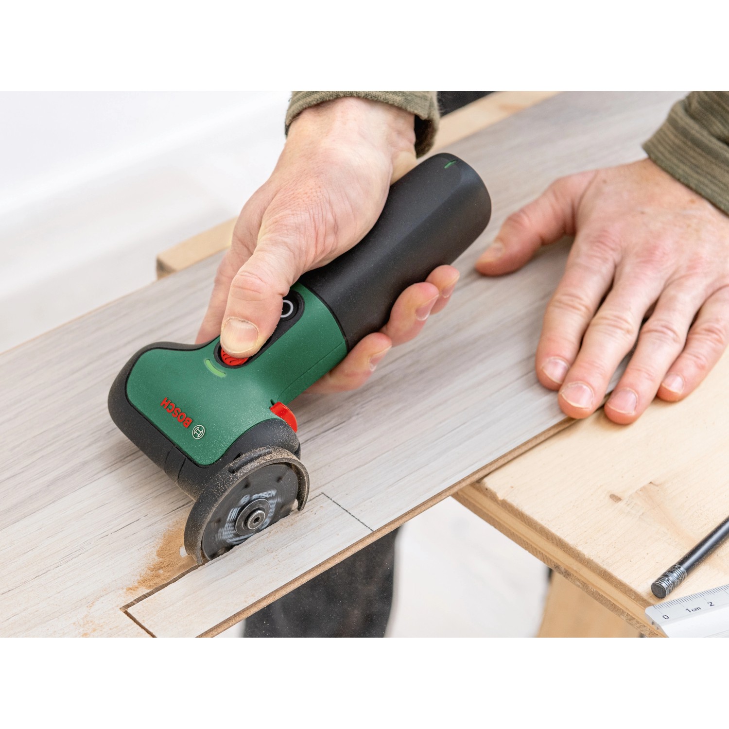 Bosch Carbide Multi Wheel Trennscheibe im Einsatz beim Schneiden von Holz.