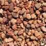 Nahaufnahme von braunem Lavamulch (8-25 mm) als Zierkies, geeignet für Gartenwege und Steingärten.