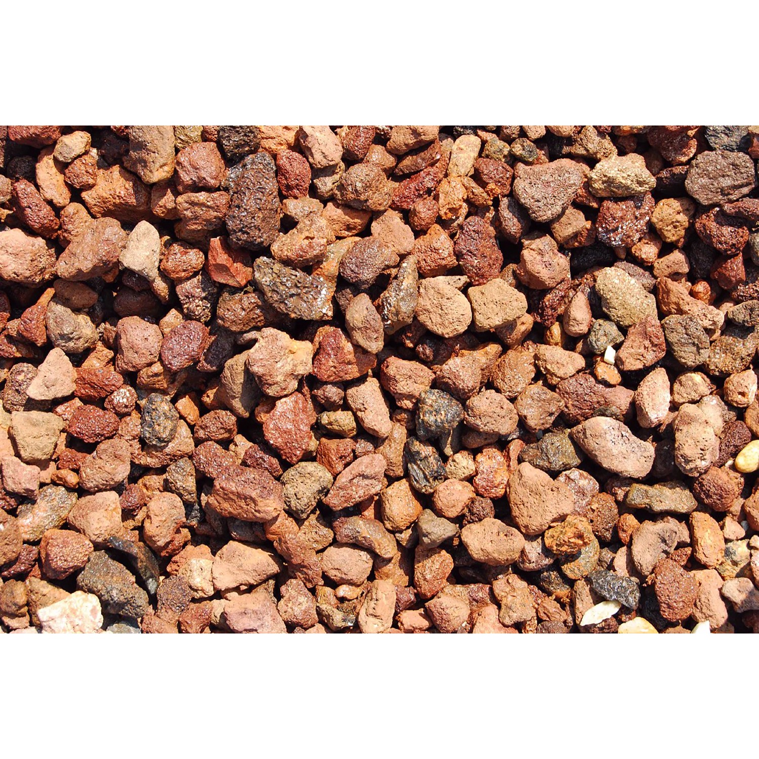 Nahaufnahme von braunem Lavamulch (8-25 mm) als Zierkies, geeignet für Gartenwege und Steingärten.