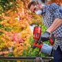Einhell Akku-Farbsprühsystem TC-SY 18/60 Li-Solo beim Lackieren von Holz.