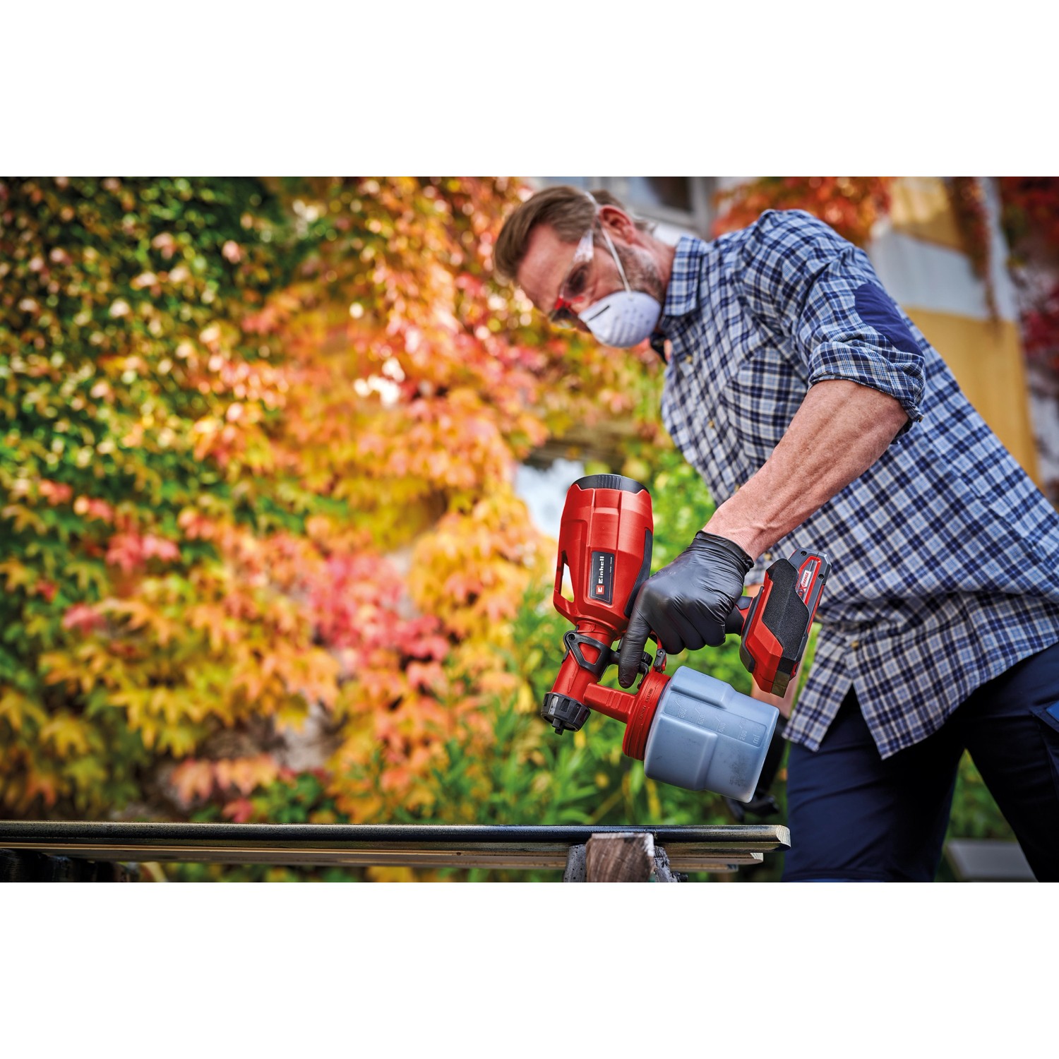 Einhell Akku-Farbsprühsystem TC-SY 18/60 Li-Solo beim Lackieren von Holz.