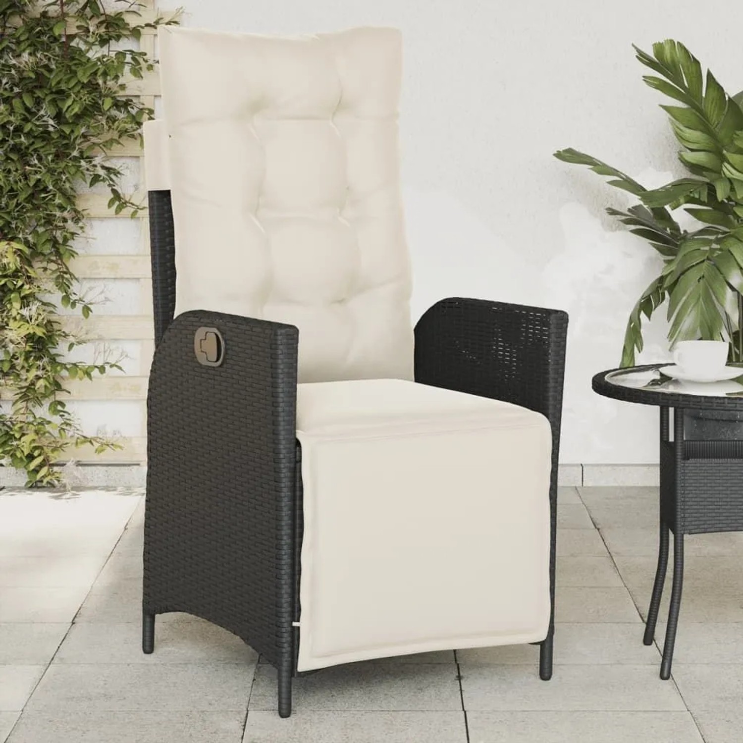 Verstellbarer vidaXL Gartensessel mit Fußteil, 2er Set, schwarzes Poly Rattan mit cremeweißen Kissen.