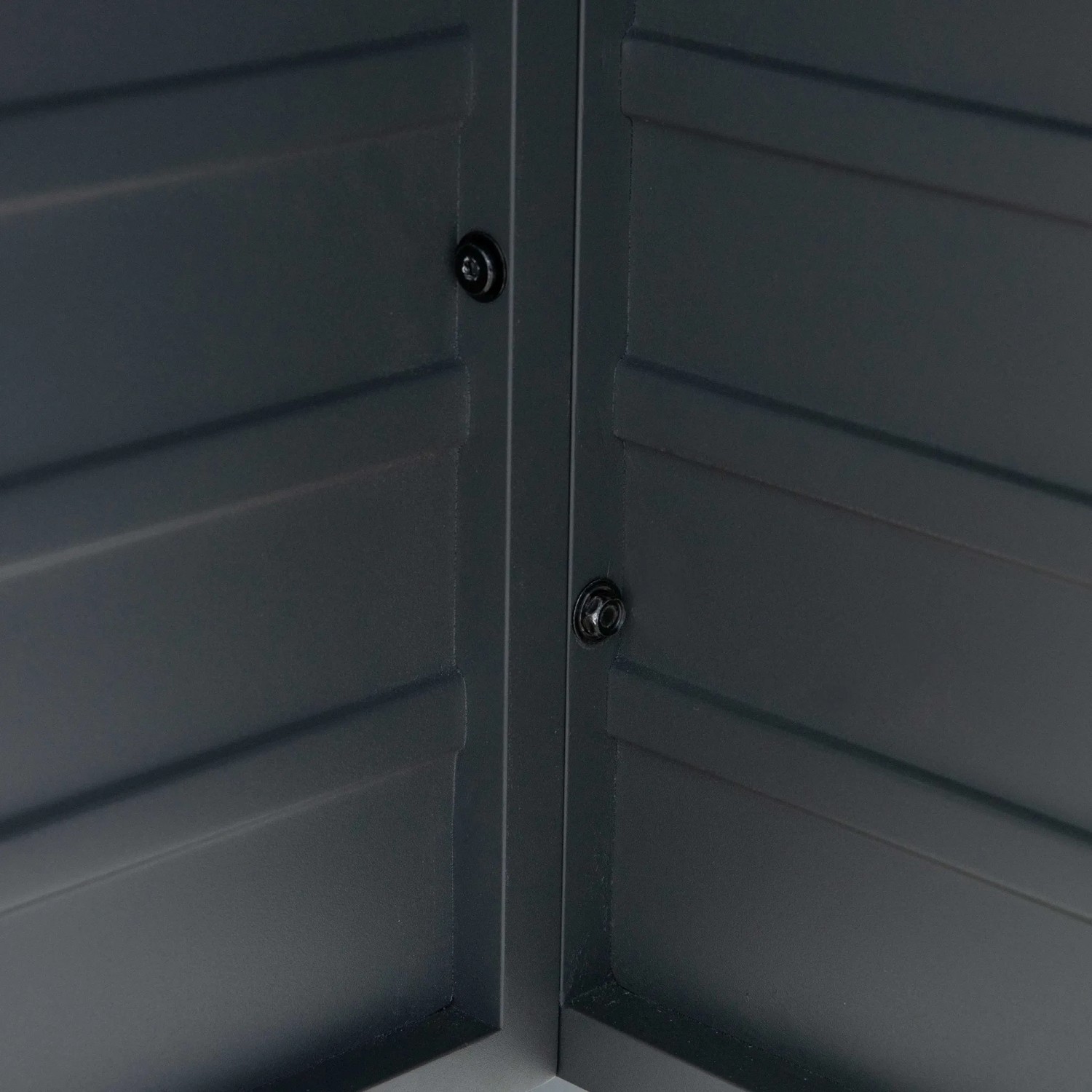 Detailaufnahme: Sunjoy Bar für Matterhorn Multi-Pergola, graue Lamellen und Schrauben.