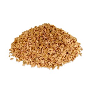 Haufen heller Buchenholz-Räucherchips (4-6 mm) als Grillanzünder. Saubere Smoking Chips aus Buche.