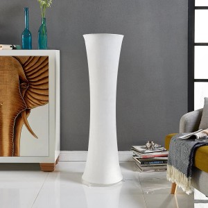 Moderne weiße Lindby Liana Stehlampe aus Textil, 123 cm hoch, im Wohnzimmer. Elegante Design-Stehleuchte.