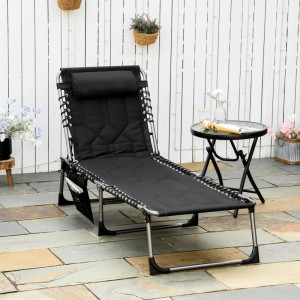 Schwarze faltbare Sonnenliege mit Kissen für Garten. Verstellbare Liege aus robustem Material auf Terrasse.