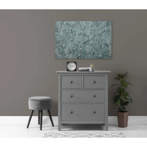 Türkis-mintfarbenes Wandbild mit Vögeln und Ästen über einer grauen Kommode als Wanddekoration.
