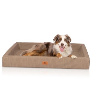 Knuffelwuff Hundebett Austin XL, camel, mit Hund. Orthopädisches Kunstleder Hundekörbchen.