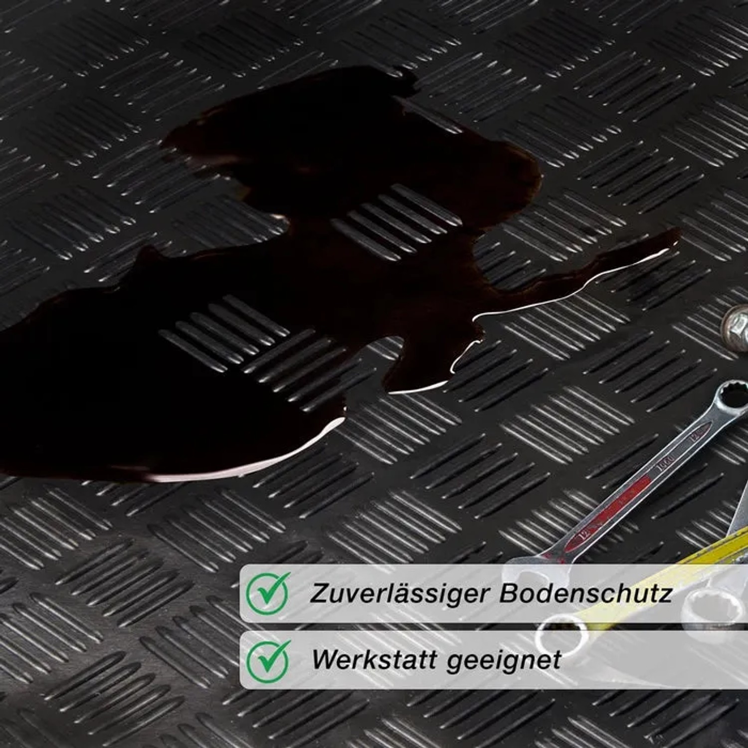 Schwarze KARAT Gummimatte Karo, rutschfest, mit Flüssigkeit und Werkzeug. Universal Gummiläufer für Werkstatt und Industrie.