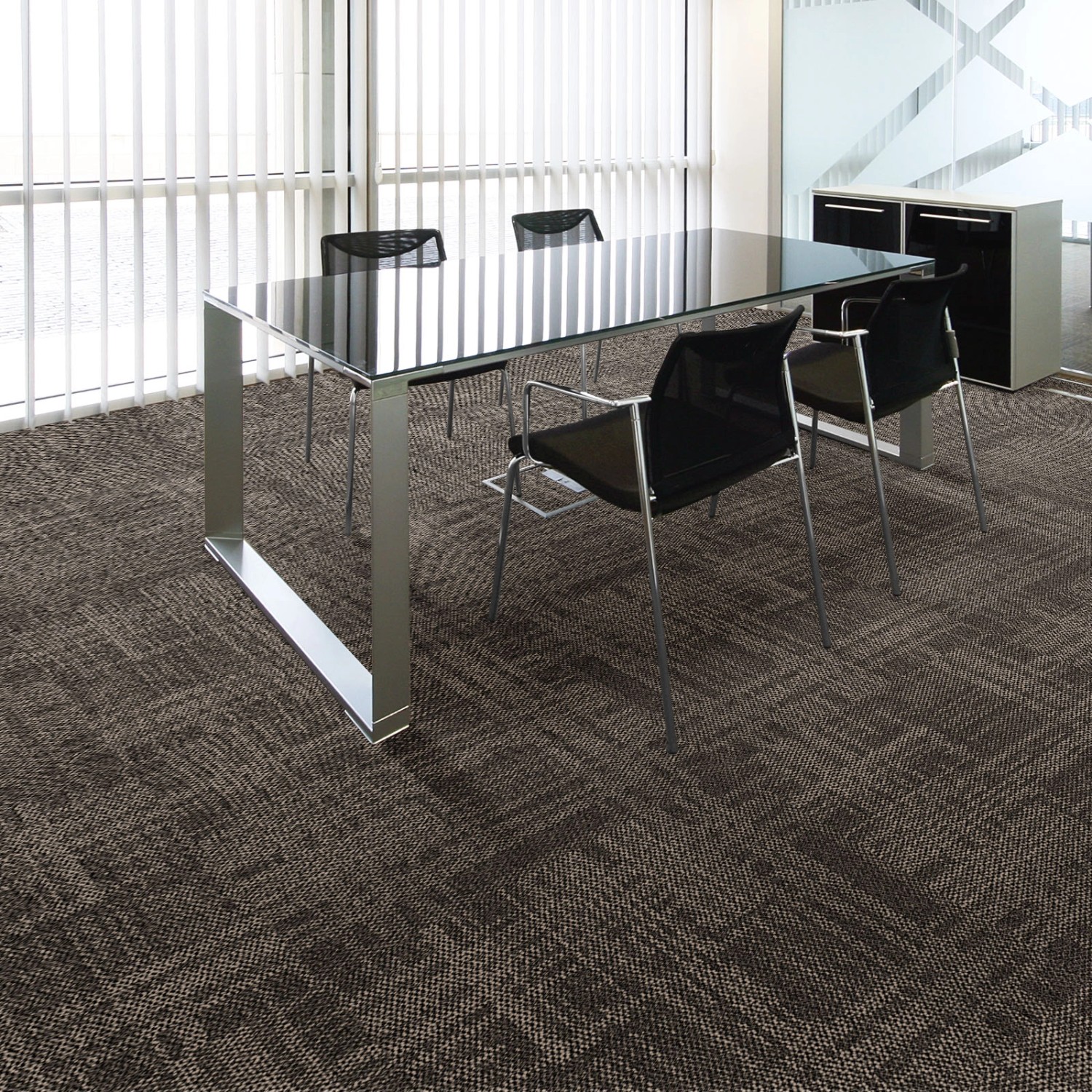 Beige Teppichfliesen Luzern 50x50 cm im Büro mit Tisch und Stühlen. Schalldämmend und selbstliegend.