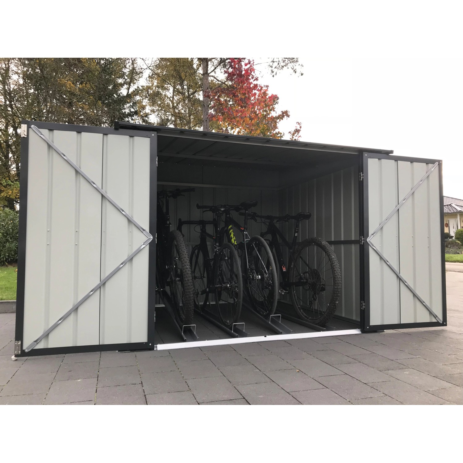 Globel Fahrradbox Family in Anthrazit mit 4 Fahrradhaltern und geöffneten Doppeltüren.