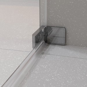 Detailaufnahme: Rahmenlose Dusch-Nischentür Brava mit Chrombeschlägen und Glas-Festteil.