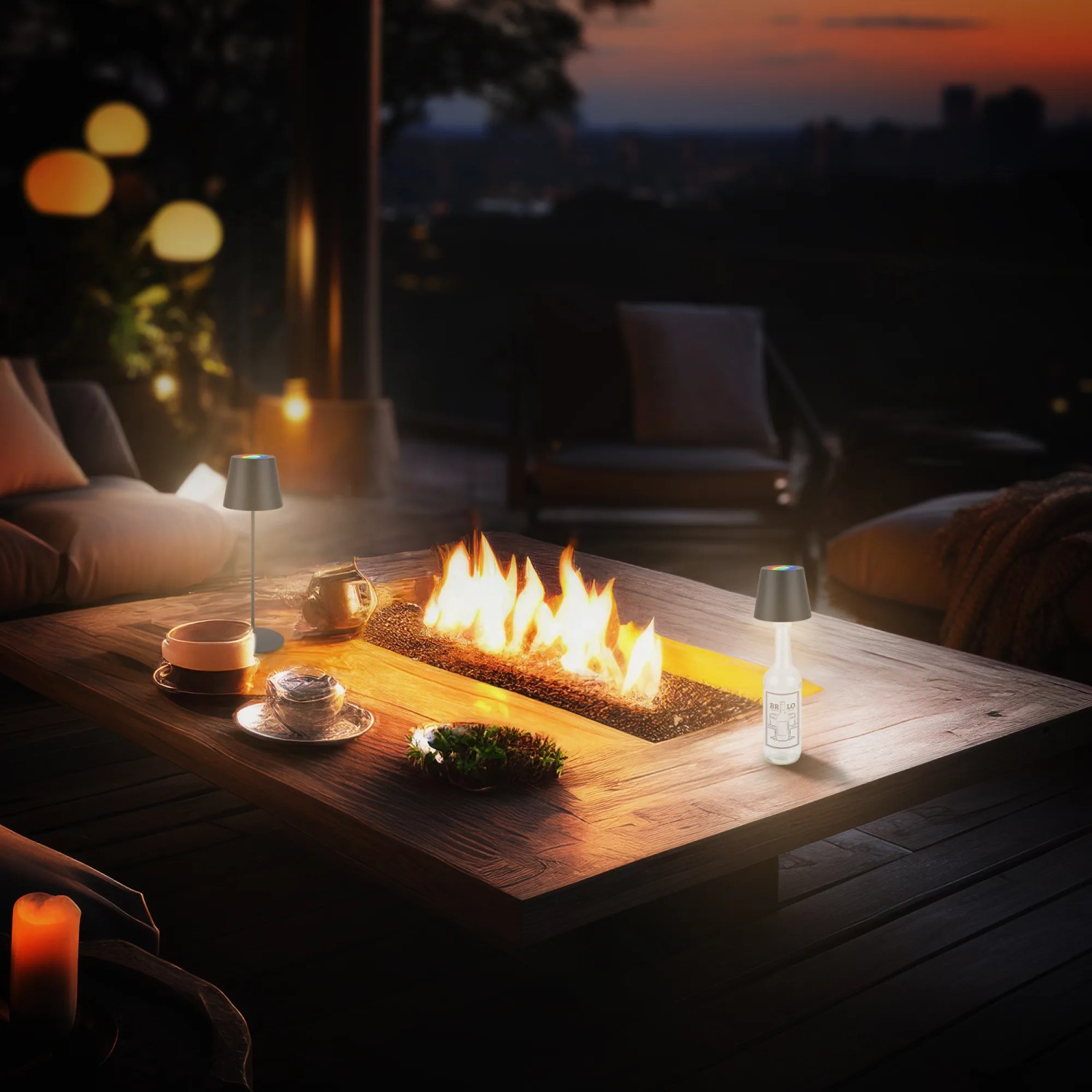 Brilo LED Akku Tischleuchte 3 in 1 Anthrazit auf Tisch mit Kamin und Deko.