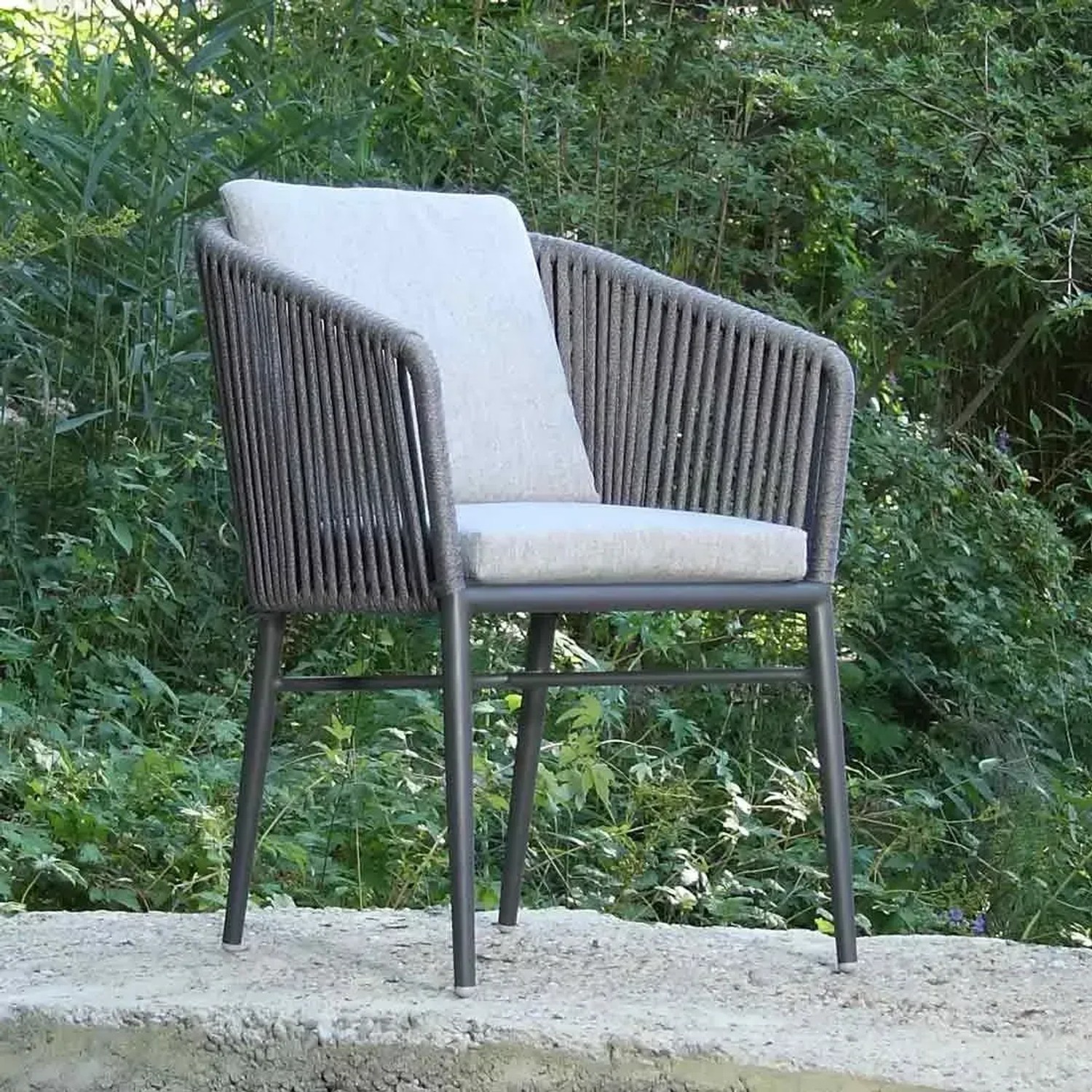 Acamp Manhattan Armsessel Set, 4 anthrazitfarbene Gartenstühle mit Sitz- und Rückenkissen.