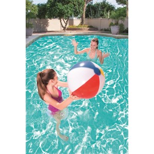 Frauen spielen mit einem bunten Bestway Wasserball im Pool.