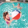 Frauen spielen mit einem bunten Bestway Wasserball im Pool.