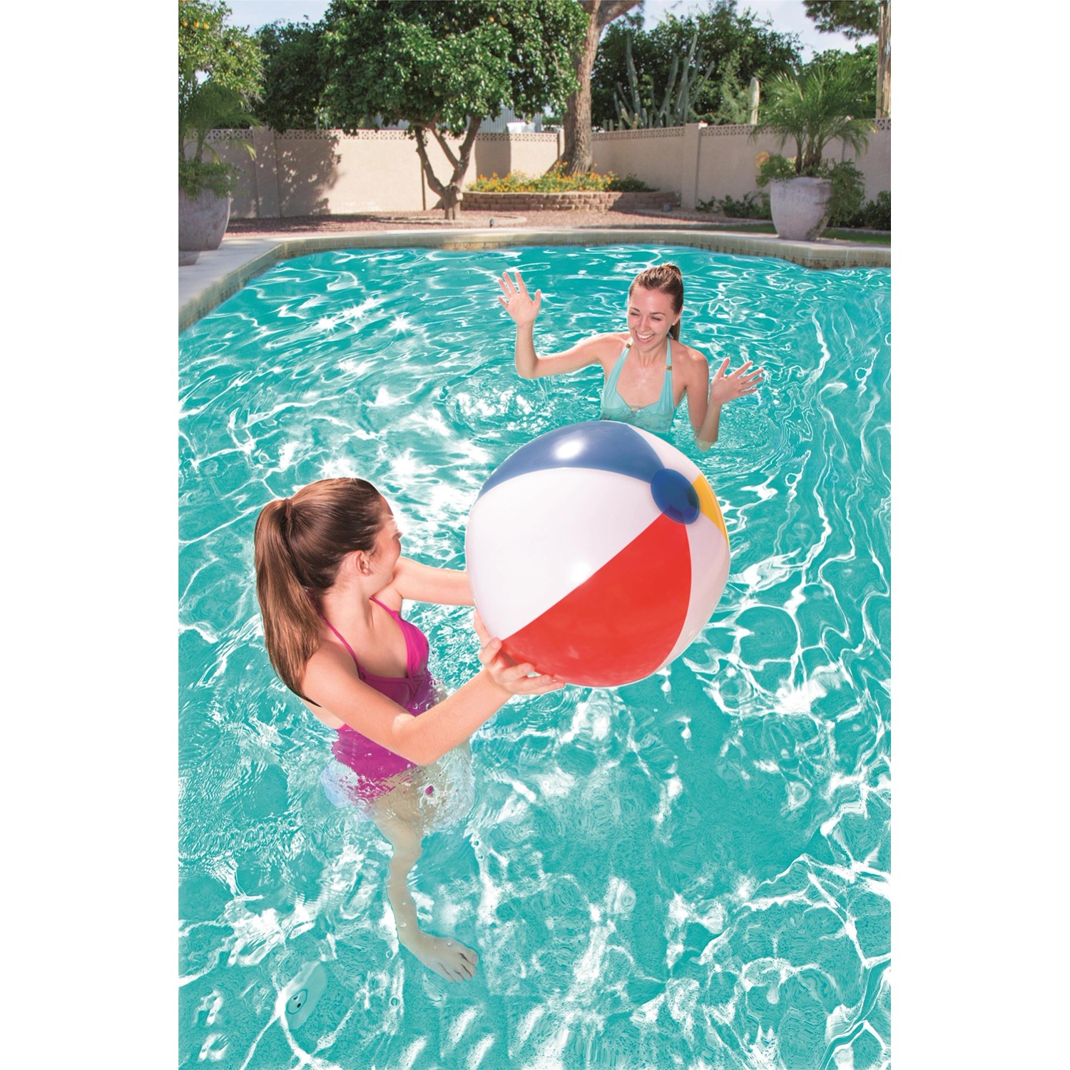 Frauen spielen mit einem bunten Bestway Wasserball im Pool.