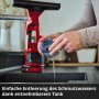 Einhell Brillianto Akku-Fensterreiniger: Entleerung des Schmutzwassertanks unter fließendem Wasser.