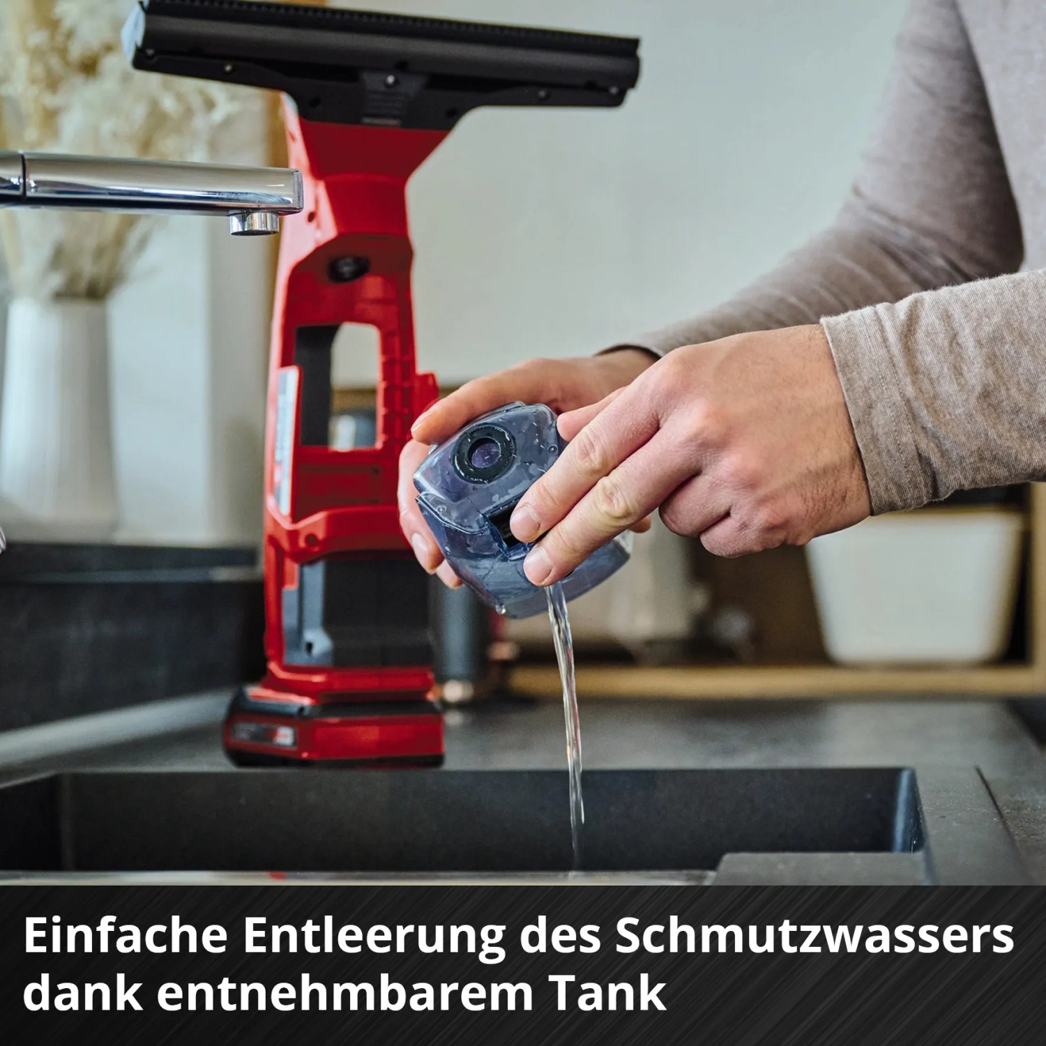 Einhell Brillianto Akku-Fensterreiniger: Entleerung des Schmutzwassertanks unter fließendem Wasser.