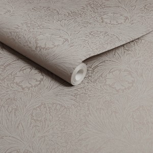 Beige Vliestapete mit floralem Muster von William Morris at Home, Rolle teilweise aufgerollt.