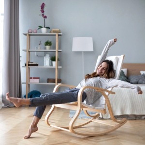 Weiße Relaxdays Stehlampe mit zylindrischem Stoffschirm und schlankem Standfuß in modernem Wohnzimmer.