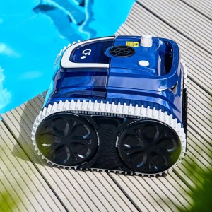 Blauer CF Kabelloser Poolroboter 400 CL auf Holzdeck neben Pool. Poolreinigung leicht gemacht.