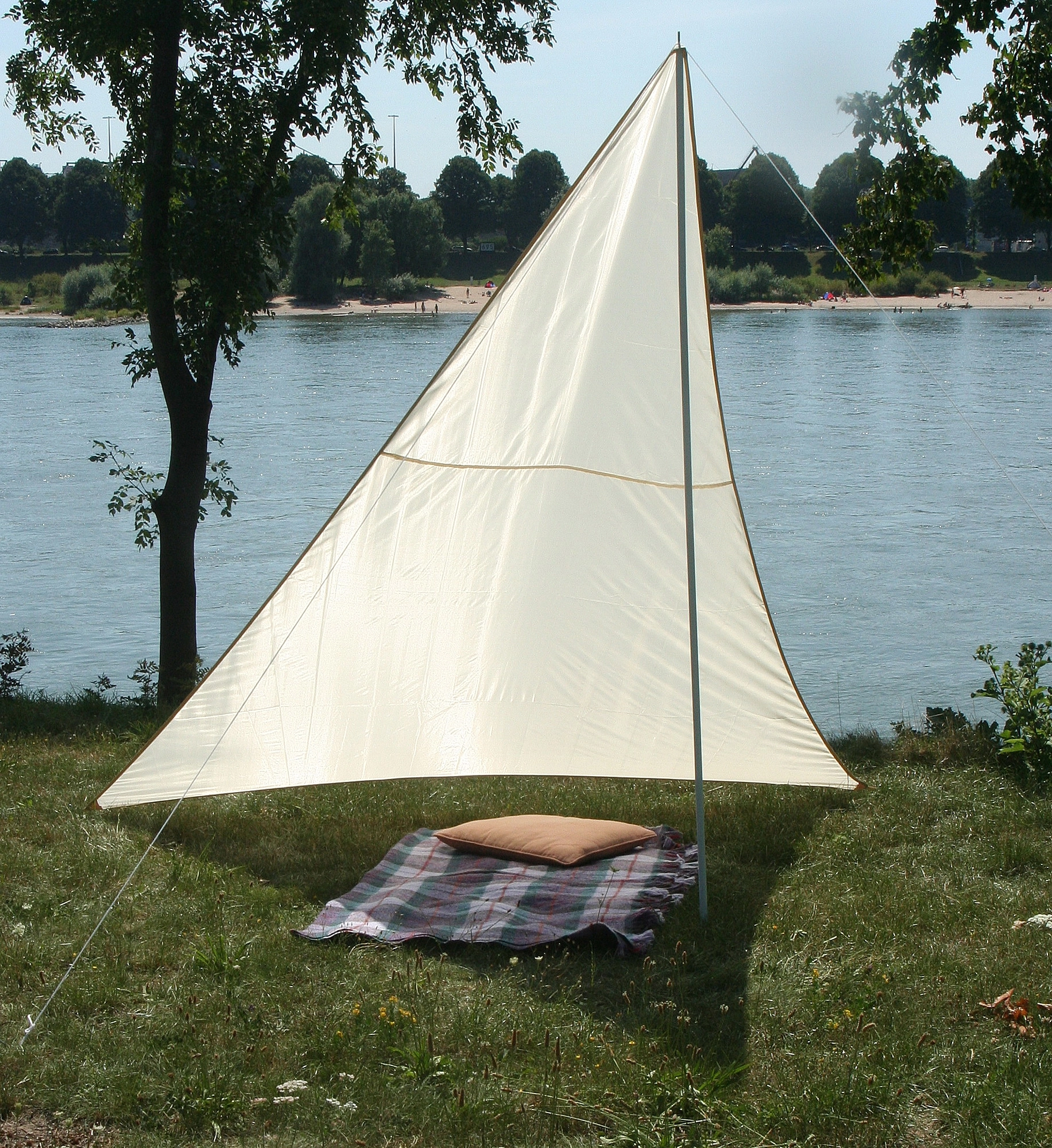 Camping-Freizeit-Sonnensegel Dreiecksegel 3x3x2,5 m - sandfarben aus  leichtem Polyester mit Metallstab 2,2 m inkl. Tragetasche