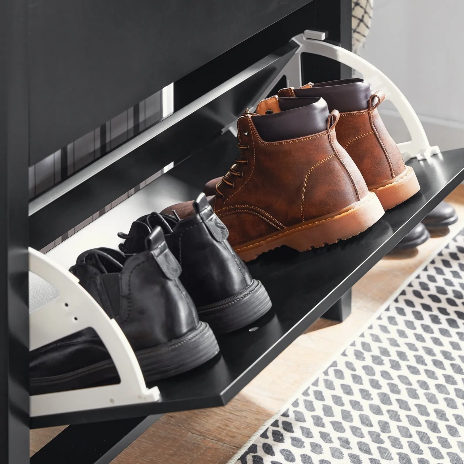 SoBuy Schuhkipper FSR89-SCH mit Schuhen in geöffneten Klappen. Schmaler Schuhschrank für Flur und Diele.