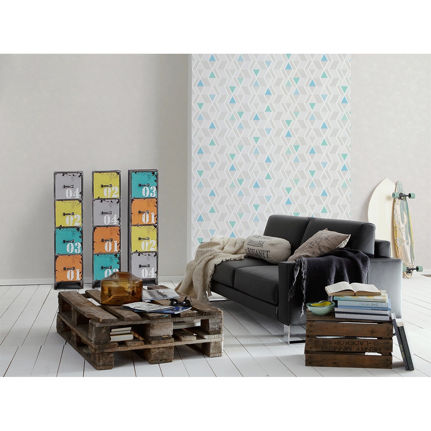 Heller Wohnraum mit A.S. Creation Vliestapete Skandinavian Uni Weiß mit Dreiecksmuster.