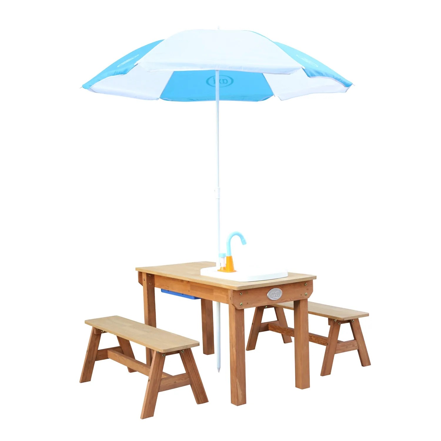 Axi Sand- und Wasser-Picknicktisch Dennis braun mit blau-weißem Sonnenschirm.