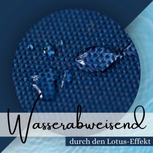 Nahaufnahme: Blaue Sensalux Tischdecke mit Wasserabperleffekt (Lotuseffekt).