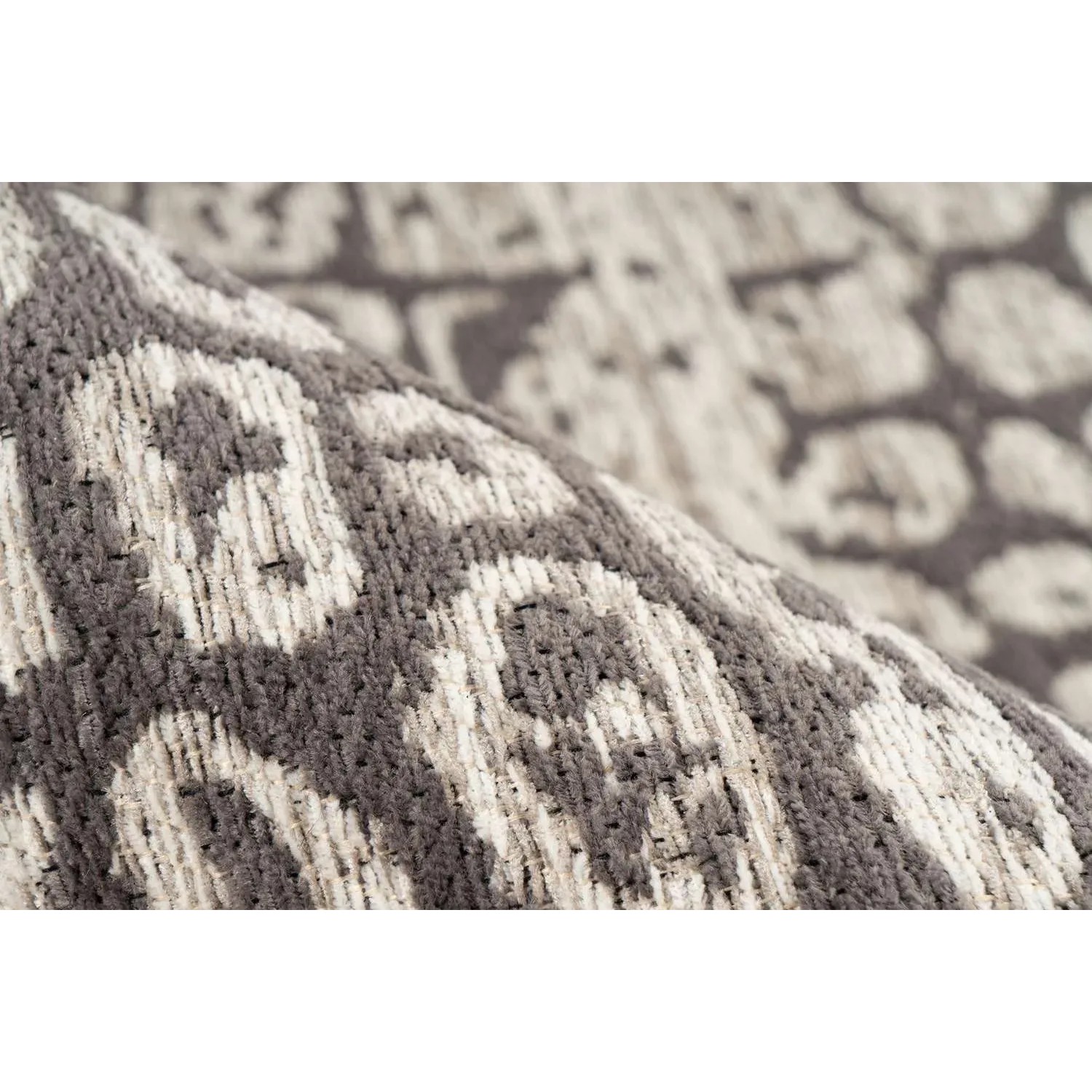 Detailansicht: Grauer Kurzflor Teppich 120x170 cm im Vintage Used-Look mit orientalischem Muster.
