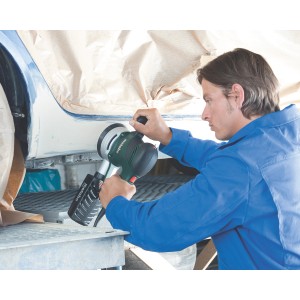 Mann schleift Auto mit Metabo Exzenterschleifer SXE 425 TurboTec. Schleifmaschine mit Staubabsaugung.