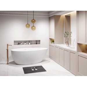 Matte, weiße, freistehende Acryl-Badewanne Apulia (160 cm) in modernem Bad mit goldener Armatur.