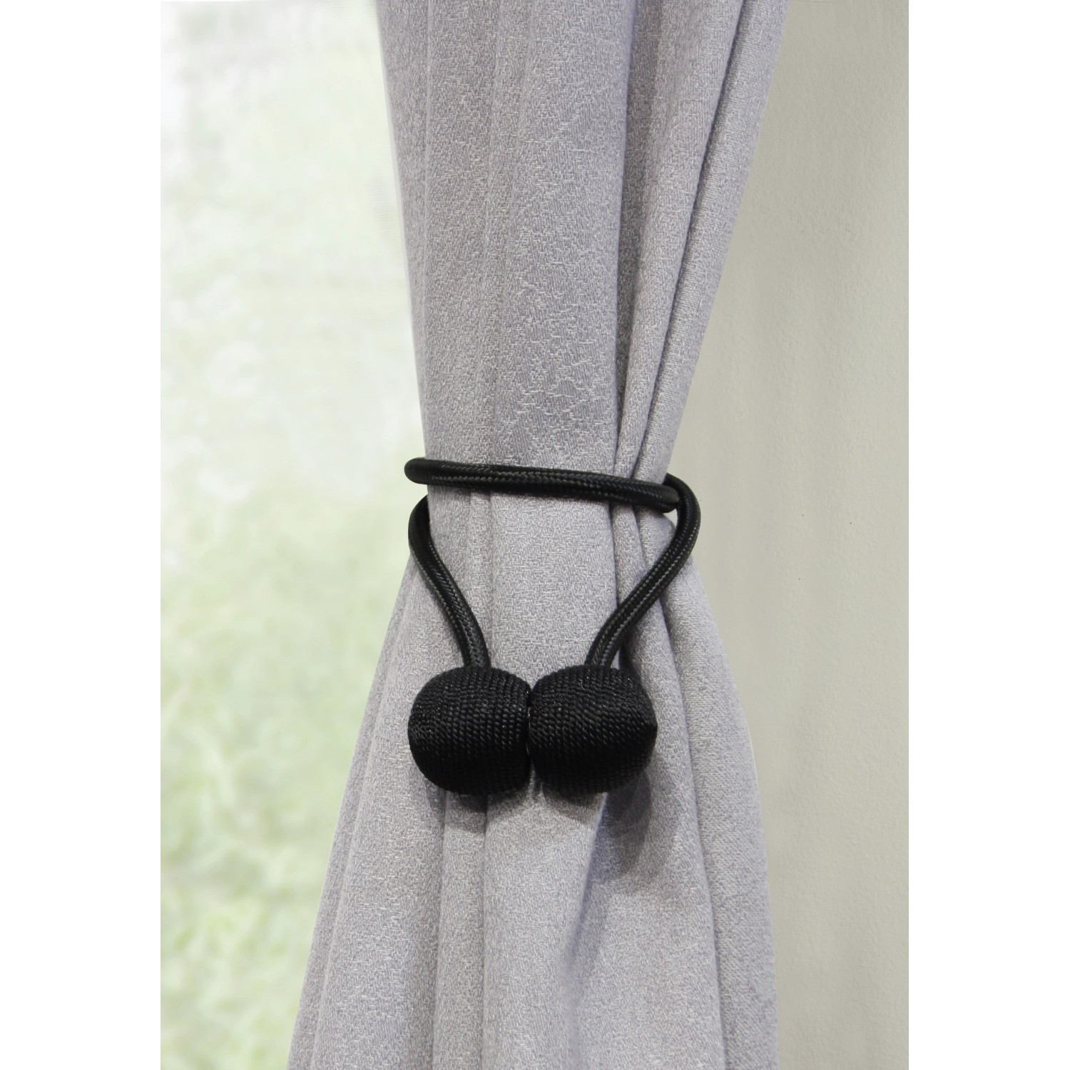 Schwarzer Gardinia Raffhalter Flex-S mit Magnet, 2 Stück, an grauer Gardine.